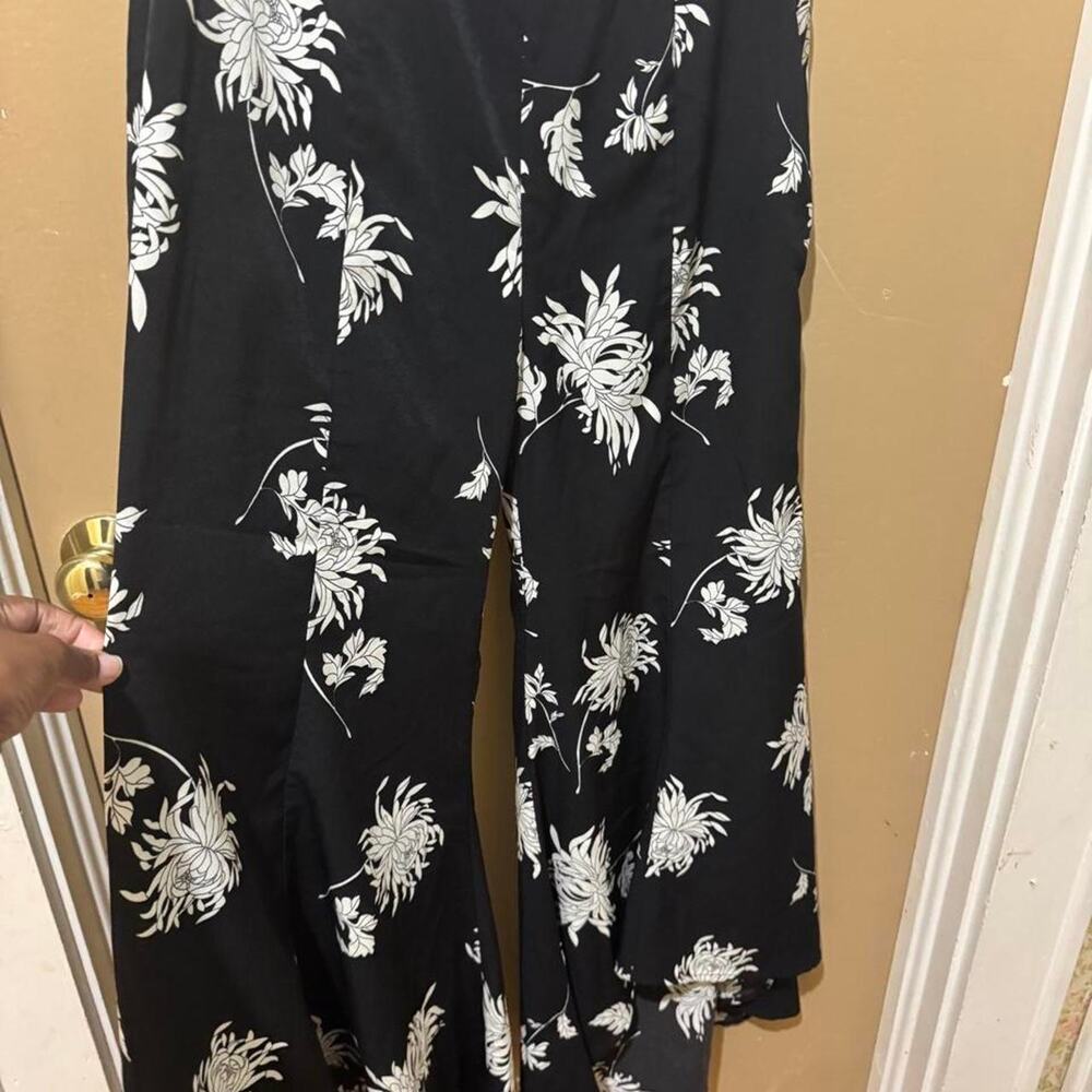 Black white floral wide